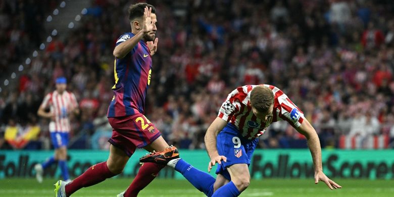 Penyerang Atletico Madrid, Alexander Sorloth, terjatuh setelah bertabrakan dengan bek Barcelona Eric Garcia pada laga leg kedua perempat final Liga Champions antara Club Atletico de Madrid dan FC Barcelona di Stadion Metropolitano di Madrid pada 14 April 2026.