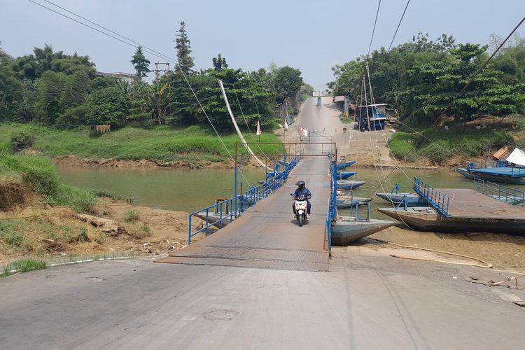 Jembatan Perahu Haji Endang yang berdiri di Dusun Rumambe 1, Desa Anggadita, Karawang, Jawa Barat, sudah berdiri sekitar 15 tahun. Foto Jembatan Perahu Haji Endang diambil pada Selasa (29/4/2025). 
