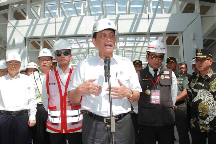 Menko Marves Luhut Binsar Pandjaitan saat melaksanakan uji coba Kereta Cepat di Stasiun Tegalluar, Kabupaten Bandung, Kamis (22/6/2023). Luhut larang impor KRL bekas.