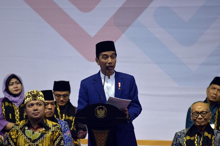 Presiden Joko Widodo menyampaikan sambutan saat membuka Silaturahmi Kerja Nasional (Silaknas) Ikatan Cendekiawan Muslim Indonesia (ICMI) tahun 2018 di Bandar Lampung, Lampung, Kamis (6/12/2018). ANTARA FOTO/Ardiansyah/kye.