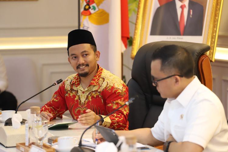 Praktisi Teknologi Ainun Najib (kanan) bersama Menteri Pendayagunaan Aparatur Negara dan Reformasi Birokrasi (Menpan-RB) Abdullah Azwar Anas saat berdiskusi tentang Sistem Pemerintahan Berbasis Elektronik (SPBE) di Kantor Kemenpan-RB di Jakarta, Senin (6/11/2023).