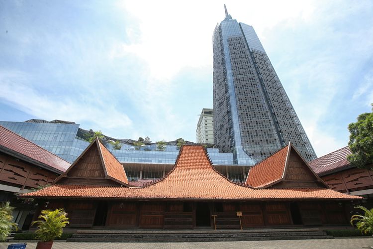 Bentara Budaya Jakarta dengan latar belakang Menara Kompas, Palmerah, Jakarta, Kamis (28/3/2019).