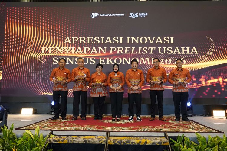 Kepala Badan Pusat Statistik (BPS) RI Amalia Adininggar Widyasanti bersama jajaran terkait berfoto bersama usai menghadiri acara Apresiasi Inovasi Penyiapan Prelist Usaha Sensus Ekonomi 2026 yang digelar di Jakarta, Sabtu (15/11/2025).
