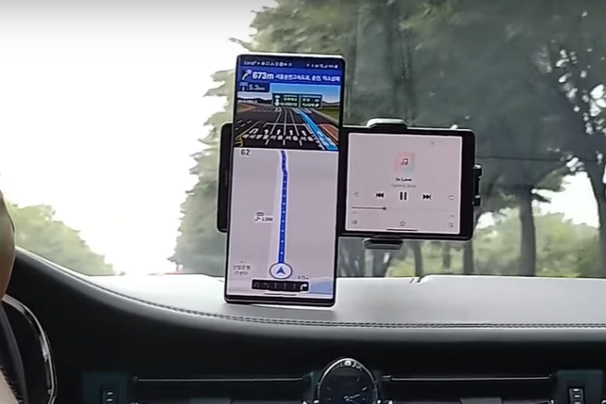 Penampakan ponsel dua layar LG Wing dalam sebuah video.