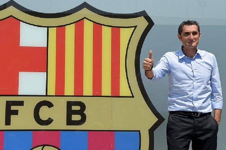 Barcelonas new coach Ernesto Valverde gives the thumbs up as he poses outside the Camp Nou stadium in Barcelona on May 31, 2017 prior to signing his new contract with the Catalan club. / AFP PHOTO / LLUIS GENE        (Photo credit should read LLUIS GENE/AFP/Getty Images)