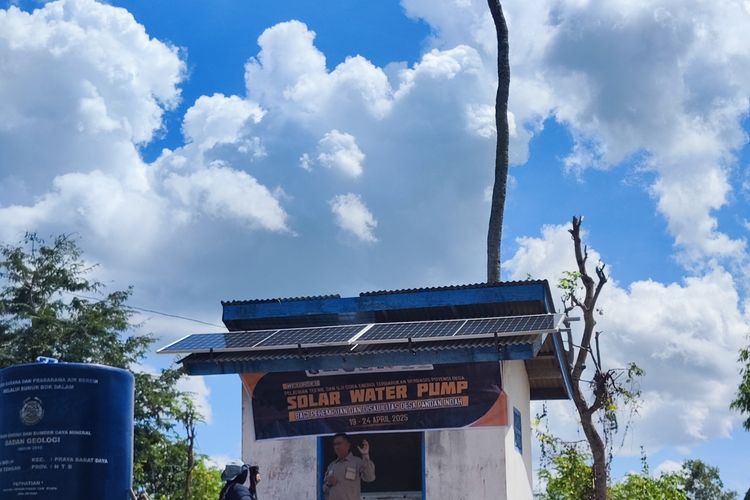 Pompa Air Tenaga Surya di Dusun Panggonan, Desa Pandan Indah, Kecamatan Praya Barat Daya, Nusa Tenggara Barat.