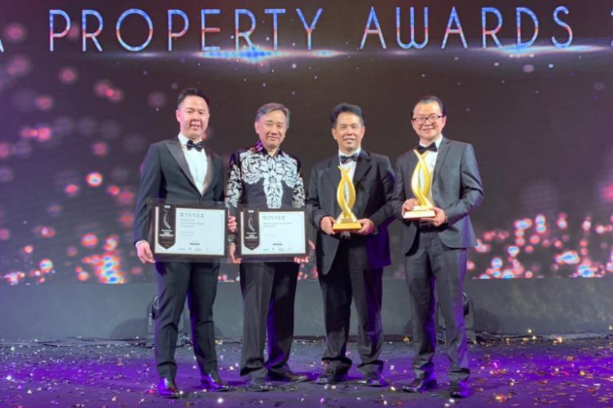 Presiden Direktur Triniti Land Ishak Chandra (kedua dari kanan) saat menerima penghargaan Asia Property Awards 2018 untuk kategori The Best Condominium, Jumat (12/11/2018). Ishak diapit juri asal Indonesia Doddy A Tjahjadi (kedua dari kiri), Direktur Triniti Land Kevin Jong (kiri), dan Presiden Direktur Triniti Dinamika Samuel Huang (kanan).