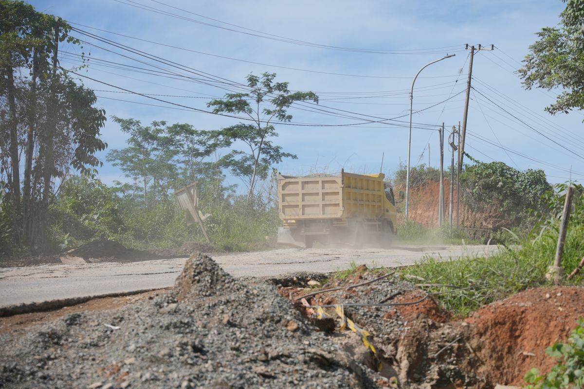Kondisi Jalan Negara, Pemaluan, Kecamatan Sepaku, Kabupaten Penajam Paser Utara (PPU) kotor dan berdebu, terdapat ceceran adukan semen dari truk-truk peggangkut material konstruksi pembangunan Ibu Kota Nusantara (IKN), Kamis (8/2/2024).
