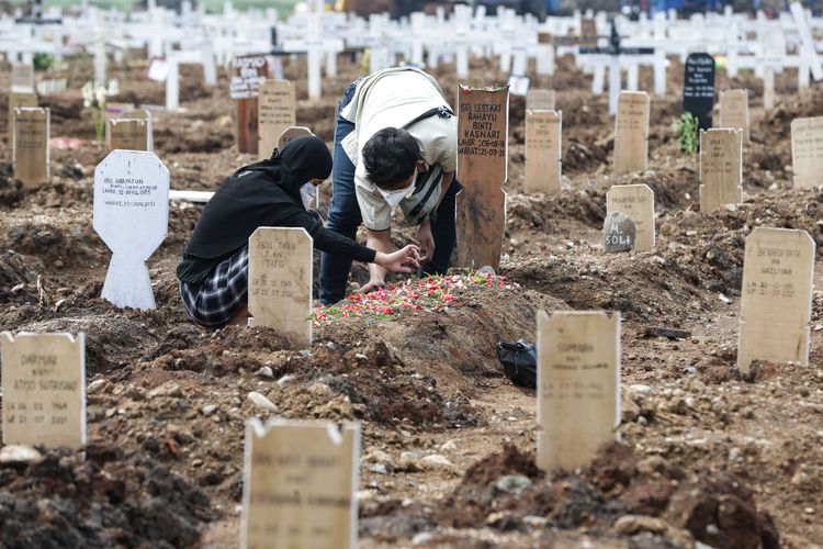 Warga ziarah ke makam kerabat yang meninggal akibat Covid-19 di TPU Rorotan, Jakarta Utara, Selasa (10/8/2021). Dibandingkan bulan Juni hingga Juli lalu, jumlah jenazah pasien Covid-19 yang dimakamkan di TPU Rorotan berkurang.