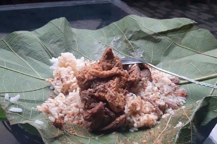 Nasi Jangkrik makanan khas Kudus menjadi satu andalan kuliner yang disuguhkan angkringan Kidul Soechen di Jalan Menara Kudus, Minggu (21/3/2021). 
