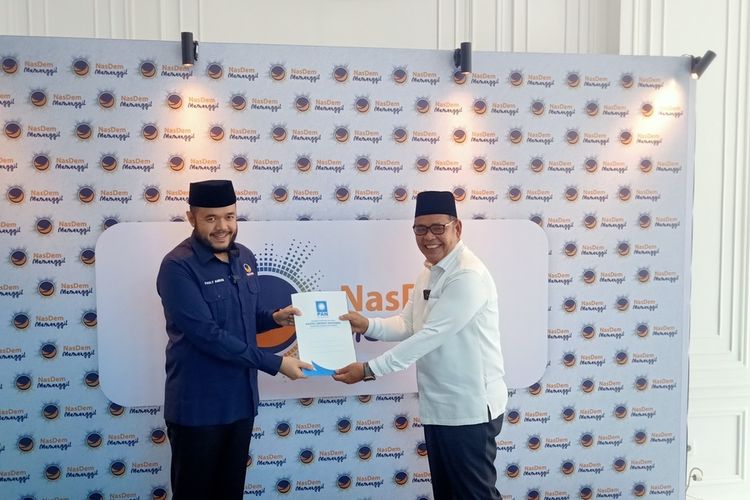 Epyardi Asda (kanan) menyerahkan formulir pendaftaran bakal calon gubernur ke Ketua Nasdem Sumbar Fadly Amran, Sabtu (4/5/2024) di Nasdem Tower Padang.