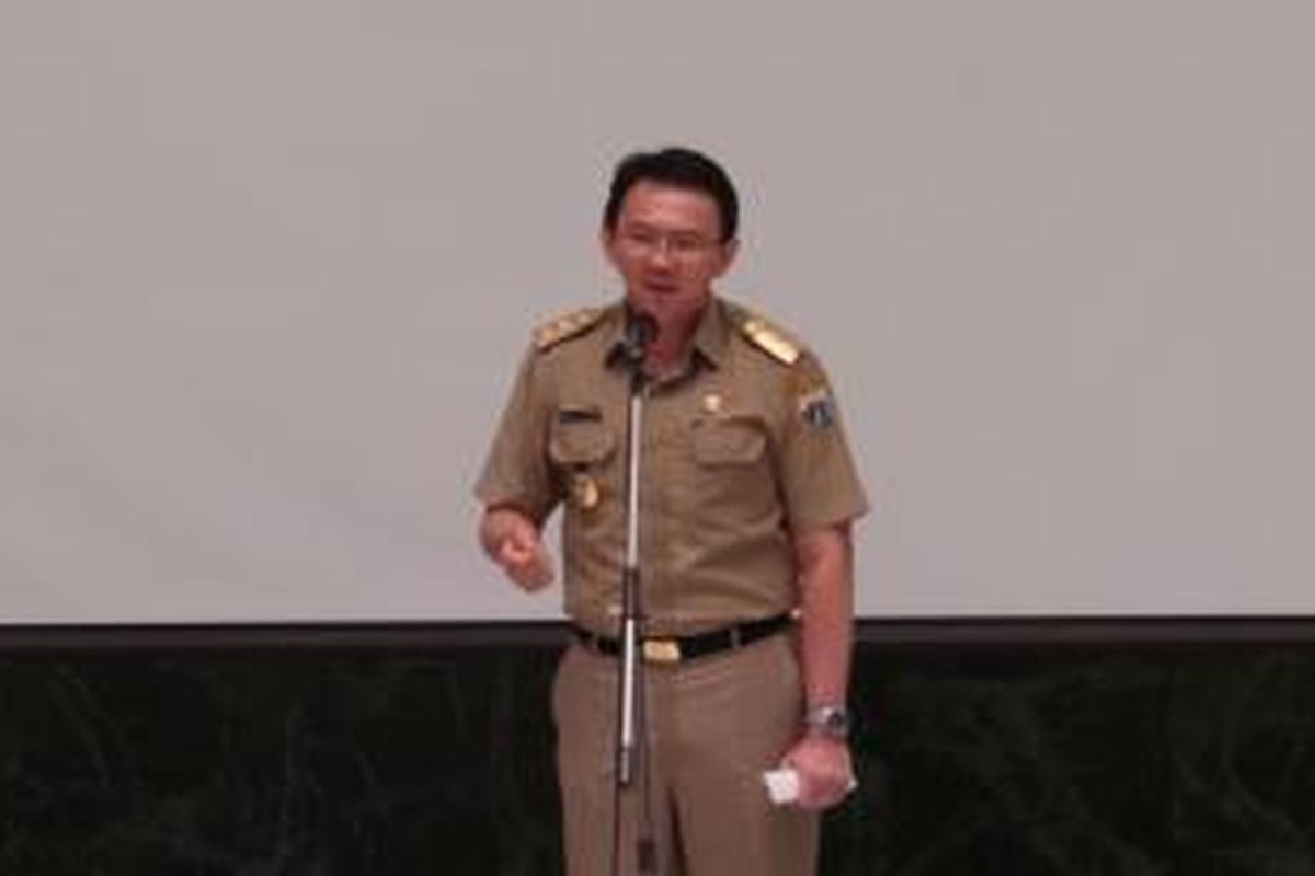 Wakil Gubernur DKI Jakarta Basuki Tjahaja Purnama saat memberikan pengarahan kepada lurah dan camat, di Balaikota Jakarta, Rabu (16/10/2013).