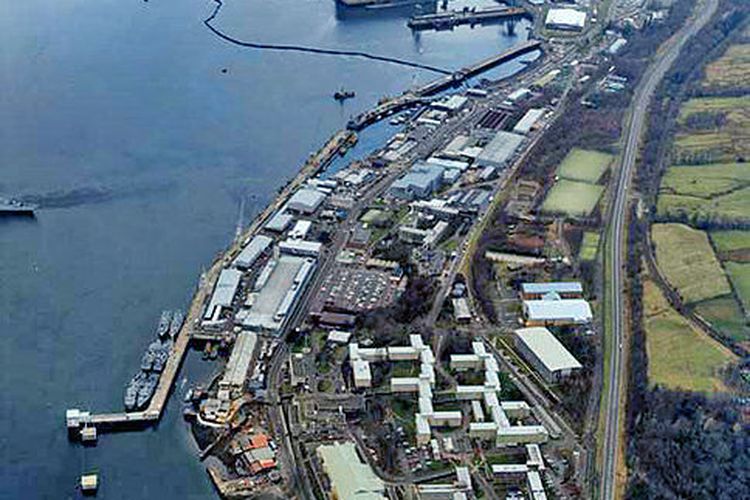 Foto Pangkalan Angkatan Laut Clyde milik Angkatan Laut Kerajaan Inggris yang dipotret dari atas.