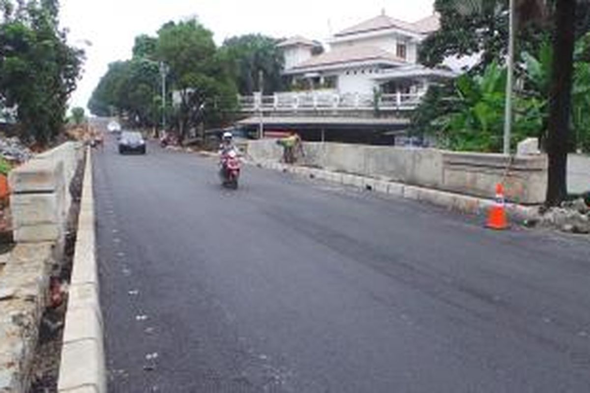 Jalan TB Simatupang yang telah selesai dikerjakan kini sudah dapat dilintasi kendaraan. Kamis (6/2/2014).