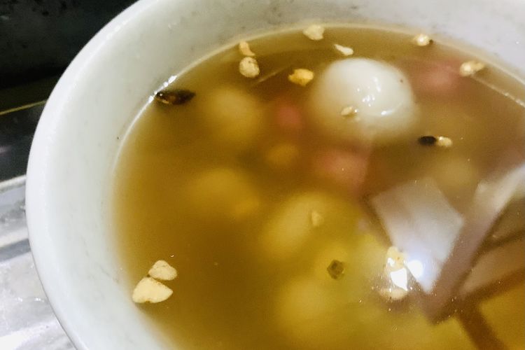  Salah satu menu utama kuliner legendaris Ronde Titoni, yang terbuat dari bola-bola ketan yang dihidangkan dengan kuah jahe.