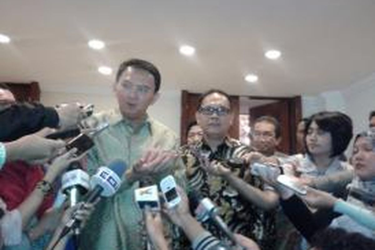 Plt Gubernur DKI Jakarta Basuki Tjahaja Purnama bersama dengan Direktur Jenderal Kelautan, Pesisir, dan Pulau-pulau Kecil (KP3K) Sudirman Saad, usai acara Tata Kelola Wilayah Pesisir dan Pulau Kecil Menuju Kesejahteraan Masyarakat, di Hotel Sari Pan Pacific, Jakarta, Rabu (18/6/2014)