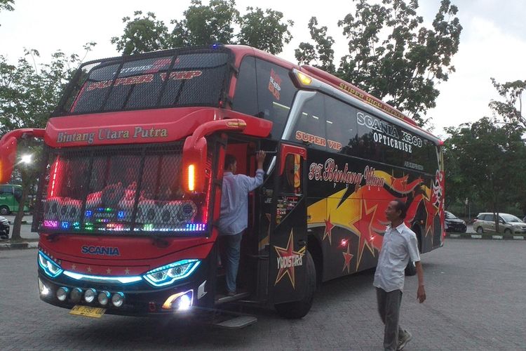 Bus rute Pekanbaru-Medan saat mengambil penumpang di Terminal BRPS di Jalan Tuanku Tambusai, Kota Pekanbaru, Riau, Rabu (7/9/2022).