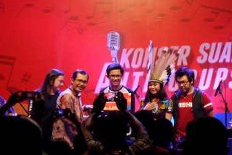 Wakil Ketua KPK Alexander Marwata memberikan hadiah untuk band G-Five yang terpilih sebagai juara favorit Festival Lagu Antikorupsi dalam Konser Suara Antikorupsi di Plaza Festival Jakarta, Jumat (18/11/2016).
