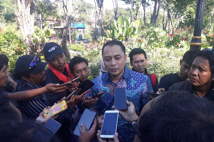 Plt Kepala DKRTH Kota Surabaya Eri Cahyadi saat meninjau Taman Ngagel yang akan dolengkapi objek wisata perahu, Rabu (10/7/2019).