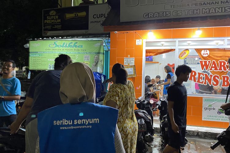 Program Teman Sedekah Subuh saat bagikan sahur gratis di Surabaya, Jumat (5/4/2024).