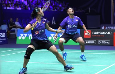 Ganda campuran Rehan Naufal Kusharjanto/Lisa Ayu Kusumawati saat melawan Robin Tabeling/Selena Piek (Belanda) pada semifinal French Open 2022 di Stade Pierre de Coubertin, Paria Perancis, Sabtu (29/10/2022) malam WIB. Terkini, Rehan/Lisa tengah mengikuti turnamen Hylo Open 2022 yang digelar di Saarlandhalle Saarbruecken, Jerman.