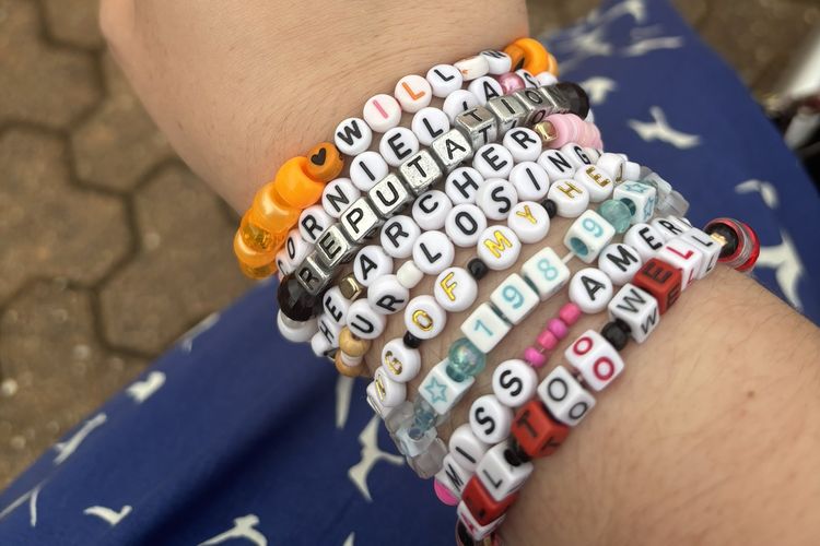 Seorang Swiftie yang mengenakan beberapa gelang persahabatan (friendship bracelets) saat konser The Eras Tour di Australia berlangsung. 