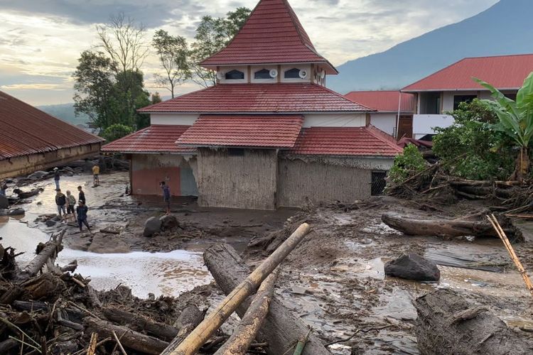 Banjir bandang dan tanah longsor yang menerjang Kabupaten Agam, Sumatra Barat, Minggu (12/5/2024).
