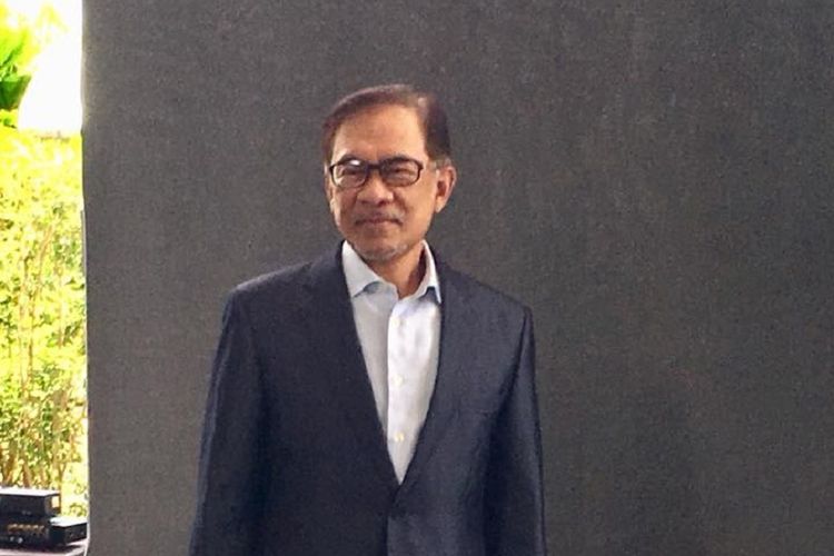 Mantan Deputi Perdana Menteri Malaysia Anwar Ibrahim berfoto di sesi foto Forum Bloomberg New Economy Forum yang sedang berlangsung di Hotel Capella, Singapura, Selasa (6/11/2018)
