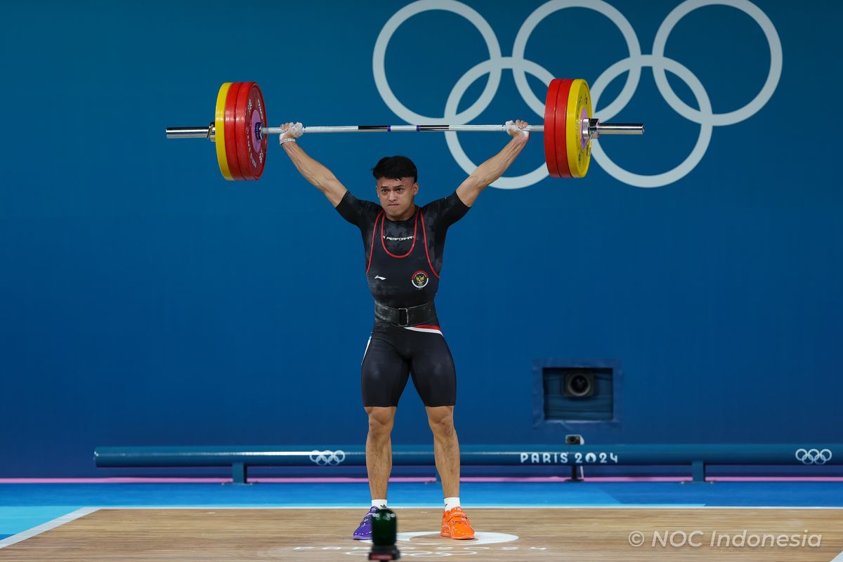 Atlet angkat besi Indonesia, Rizki Juniansyah, saat tampil di Olimpiade Paris 2024. 