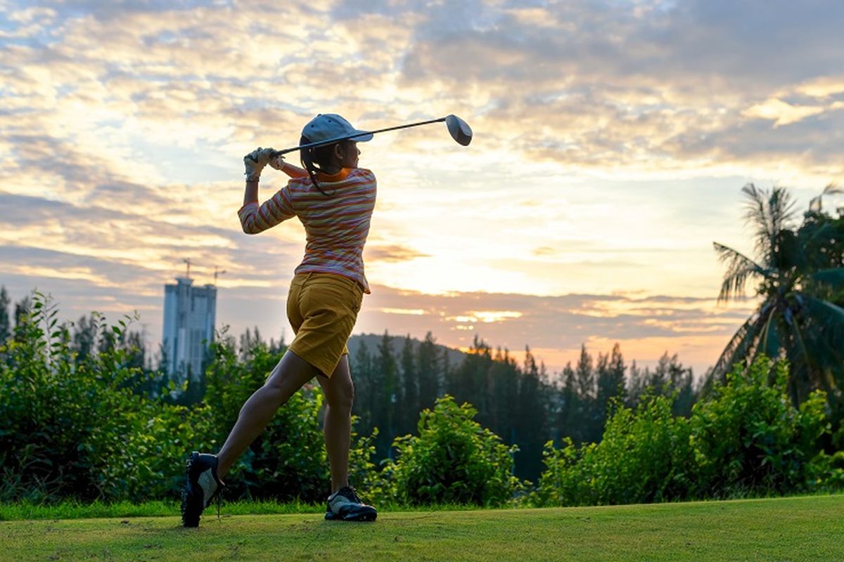 Ilustrasi golf - Seorang pemain golf sedang bermain di padang golf.