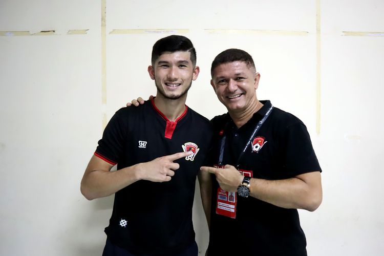 Gomes de Oliviera (kanan) dan Kevin Gomes (Kiri), bapak dan anak yang berada satu tim Kalteng Putra yang berlaga di Liga 1 2019.