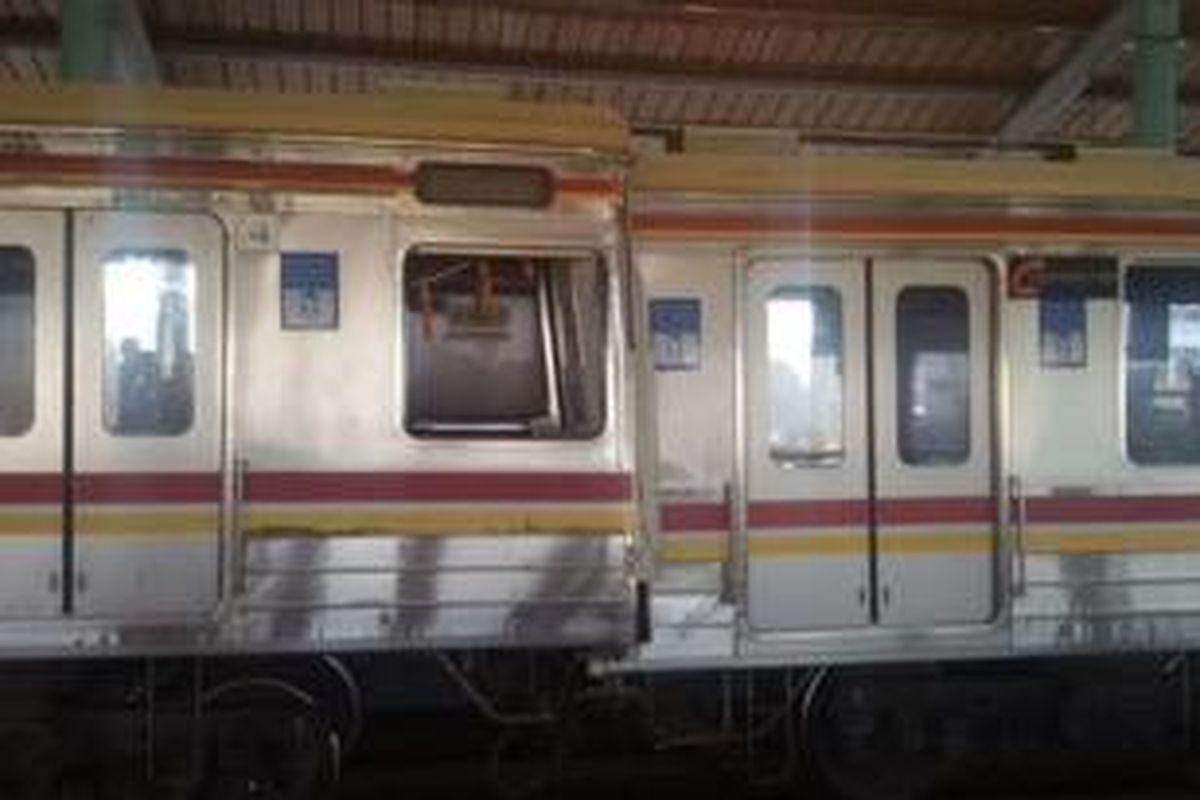 Dua kereta rangkaian listrik bertabrakan di Stasiun KA Juanda, Rabu (23/9/2015)