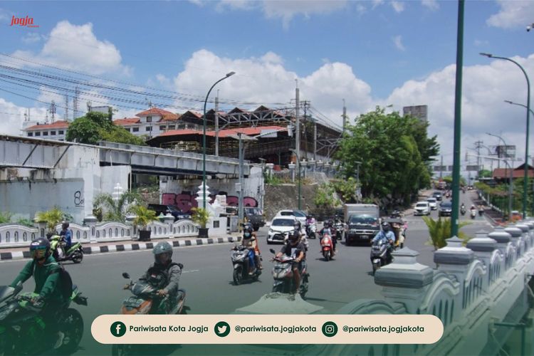 Asal-usul nama Kretek Kewek rupanya berawal dari lidah masyarakat Yogyakarta yang sulit melafalkan istilah Kerk Weg dalam Bahasa Belanda.
