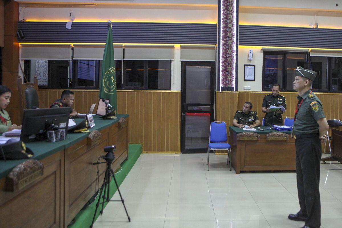 Dansub Ramil Koramil 427-01 /Pakuan Ratu Sub Negara Batin Peltu Yun Heri Lubis yang menjadi terdakwa atas kasus judi sabung ayam dan pembunuhan tiga polisI saat menjalani sidang di Pengadilan Militer 1-04 Palembang dengan agenda pembacaan klemensi, Senin (28/7/2025).