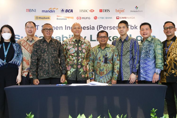 Foto bersama jajaran SIG dan SBI setelah penandatanganan perjanjian kredit Sindikasi Sustainability Linked Loan (SLL) dengan 12 perbankan sebagai kreditur di Jakarta, Senin (19/12/2022).