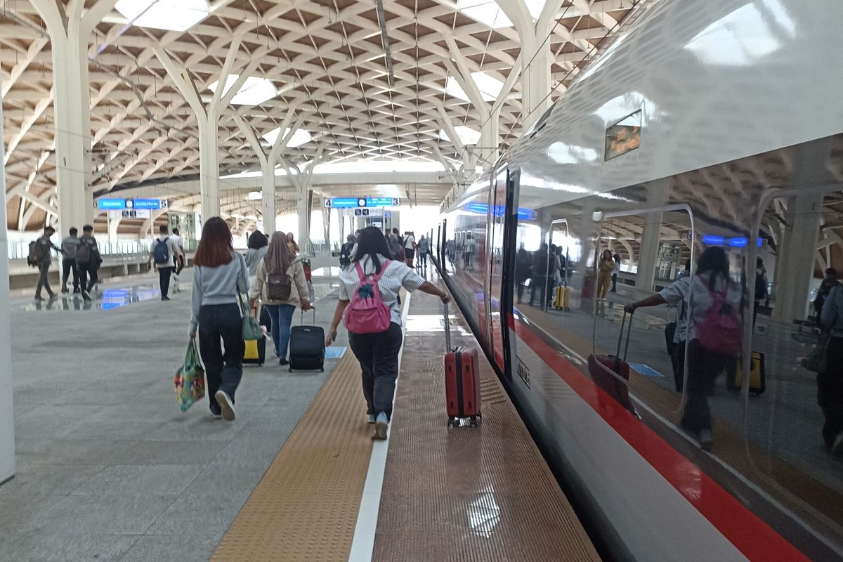 Perjalanan menuju gerbong kereta Whoosh di Stasiun Kereta Cepat Halim, Jakarta Timur, Senin (30/9/2024).