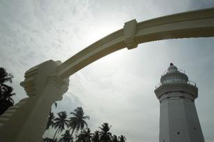 Gerbang dan menara Masjid Agung Banten Lama di Kaseman, Serang, Banten, Minggu (25/12/2011). Peziarah yang datang usai sholat biasanya melanjutkan berdoa di makam Sultan Maulana Hasanudin yang berada satu kompleks di kawasan tersebut. Masjid Agung Banten didirikan pada masa pemerintahan Sultan Maulana Hasanudin dan putranya, Sultan Maulana Yusuf, pada tahun 1566.