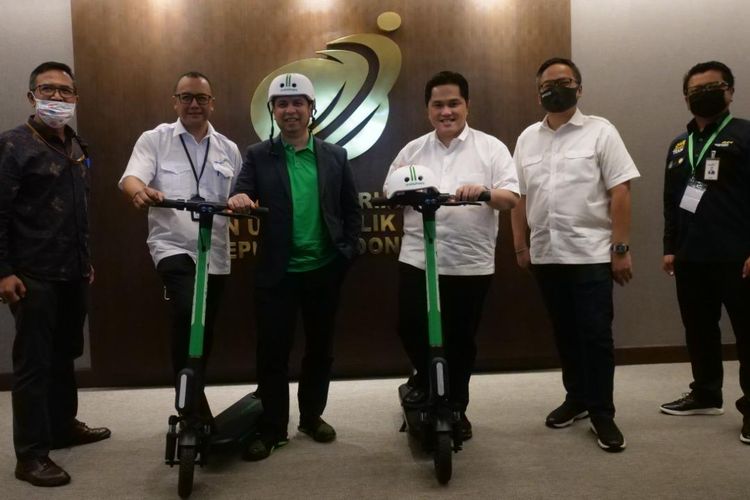 Grab Indonesia bekerja sama dengan Tim Gabungan Pengelolaan Wisma Atlet sebagai RS Darurat Covid-19 dalam pengadaan 90 unit GrabWheels yang dapat digunakan secara gratis oleh para petugas medis dan karyawan di RS Darurat Covid-19 Wisma Atlet Jakarta