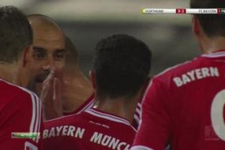 Pelatih Bayern Muenchen, Pep Guardiola terlihat tengah menampar Thiago Alcantara di tengah-tengah pertandingan Piala Super Jerman melawan Borussia Dortmund, Sabtu (27/7/2013). Pada laga tersebut, Bayern kalah 2-4. 