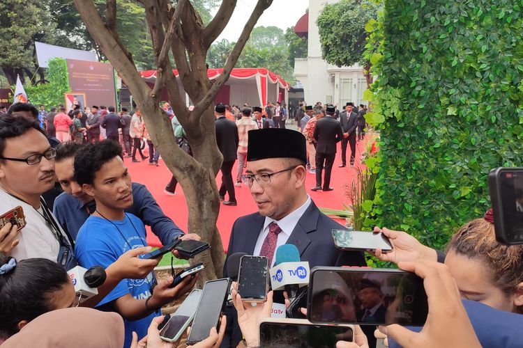 Ketua KPU RI Hasyim Asy'ari ditemui setelah pelantikan 125 anggota KPU pada 25 kabupaten/kota di 5 provinsi untuk masa jabatan 2023-2028, Rabu (26/7/2023).