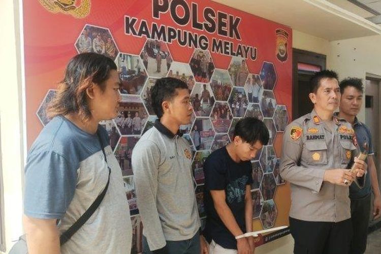 SA (19) warga Pagar Dewa Kota Bengkulu yang tak sengaja bunuh pacar sendiri saat diamankan polisi. 
