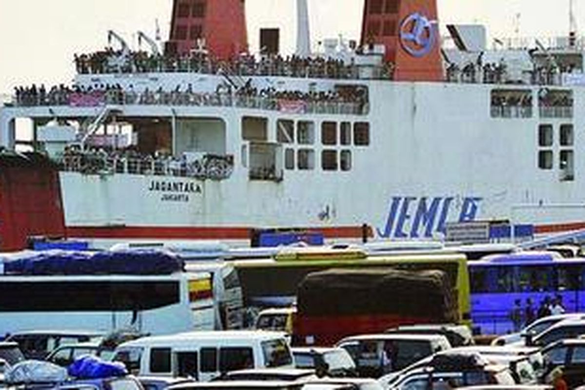 Puluhan mobil pemudik antre menunggu masuk kapal feri di Dermaga Pelabuhan Merak, Banten, Jumat (26/8). Pemudik di Pelabuhan Merak mulai meningkat dalam dua hari terakhir dan diperkirakan mencapai puncak pada Sabtu ini.