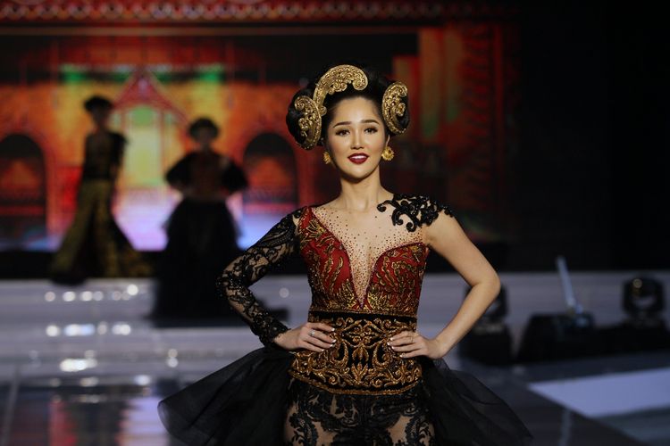 Putri Indonesia 2018 Sonia Fergina Citra dalam pagelaran 30 Tahun Anne Avantie Berkarir “Tjerita Tjinta” di Palembang Fashion Week 2020 yang digelar di Palembang Sport and Convention Center, Palembang Icon, Sumatera Selatan, Minggu (8/3/2020).