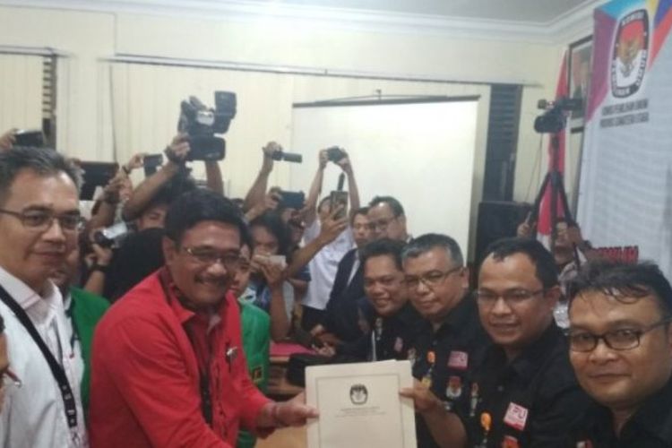 Pasangan Djarot Saiful Hidayat dan Sihar Sitorus saat mendaftar sebagai Bakal Calon Gubernur dan Wakil Gubernur Sumut 2018-2023, Rabu (10/1/2018).