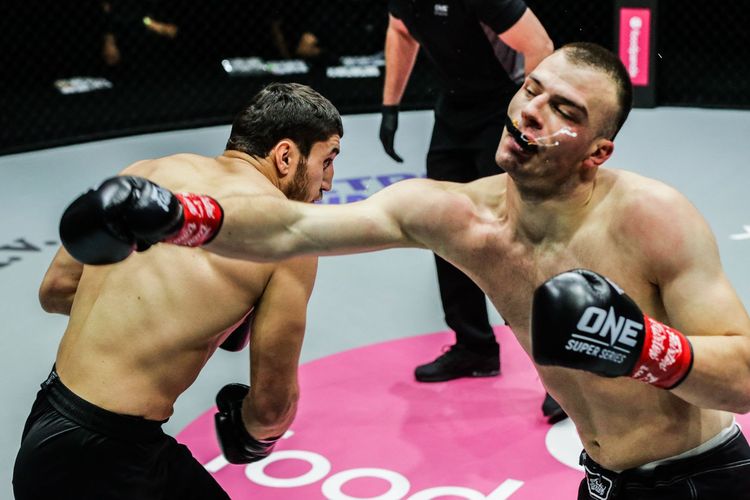 Beybulat Isaev (kiri) bertarung dengan Mihajlo Kecojevic di ONE: Unbreakable II di Singapore Indoor Stadium, Jumat (29/1/2021). 