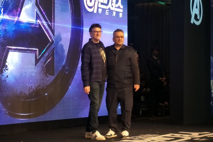 Sutradara Avengers: Endgame, Anthony Russo (kiri) dan Joe Russo (kanan) di panggung konferensi pers film Avengers: Endgame di Four Seasons, Seoul, Korea Selatan, Senin (15/4/2019).