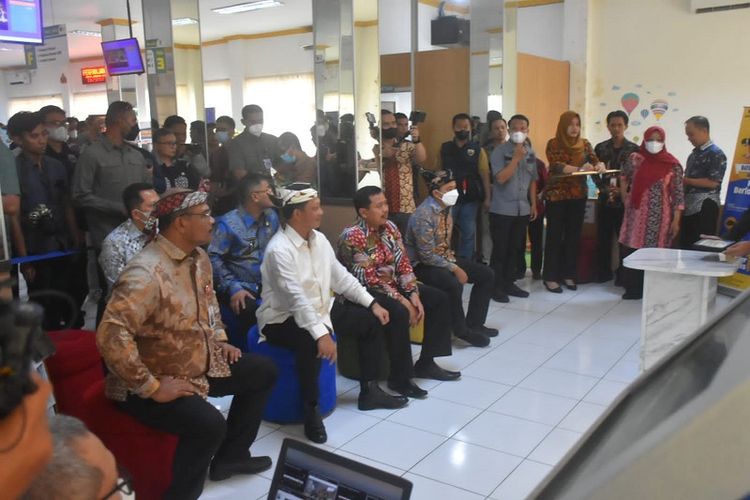 Menteri Dalam Negeri (Mendagri) Tito Karnavian melakukan kunjungan kerja (kunker) ke Kabupaten Sumedang sekaligus menghadiri acara launching Super Meta atau Sistem Pemerintah Berbasis Elektronik (SPBE), di Sumedang, Jumat (21/10/2022). 