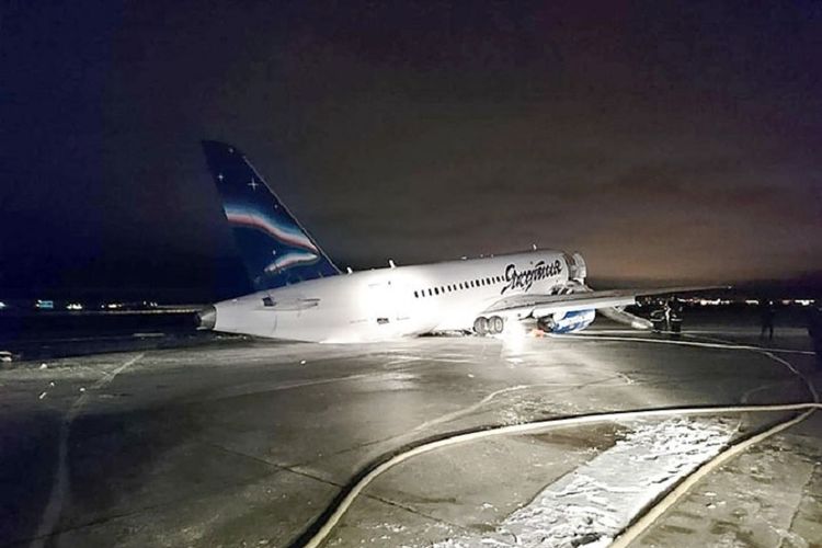 Pesawat Sukhoi Superjet-100 milik Yakutia Airlines ini tergelincir saat mendarat di bandara Yakutsk, Rusia.