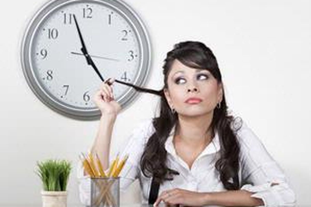 Memelintir rambut bisa menunjukkan rasa kurang percaya diri Anda, sekaligus flirting.