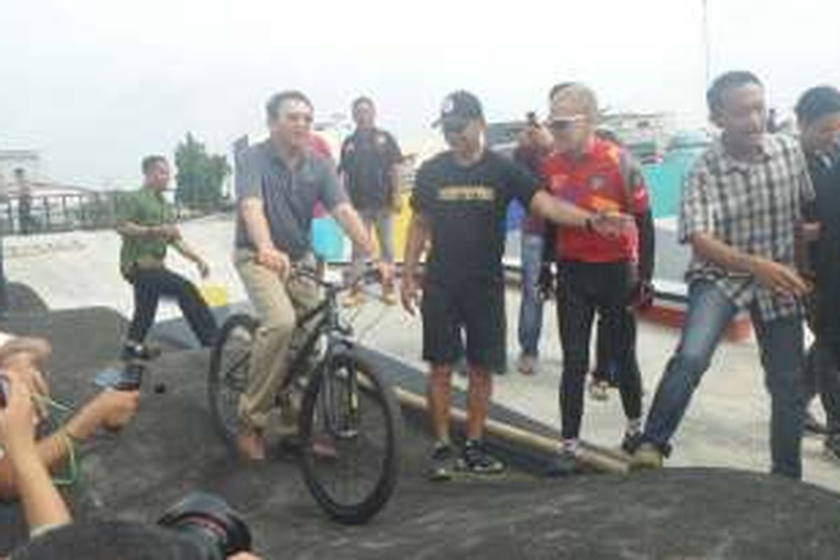 Calon gubernur DKI Jakarta Basuki Tjahaja Purnama bermain sepeda di RPTRA dan RTH Kalijodo, Jumat (17/12/2016). 